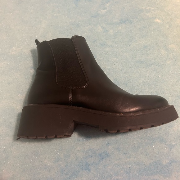 Madden Girl Black Chelsea Boots - Picture 2 of 6